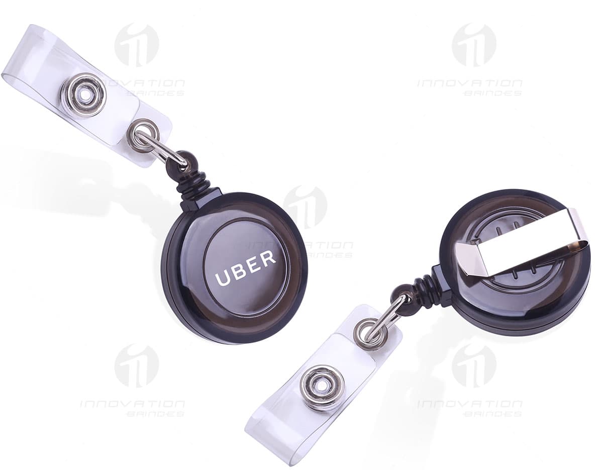 Porta crachá translúcido em cor transparente com capacidade para um cartão de identificação. Porta crachá translúcido em cor transparente com capacidade para um cartão de identificação.