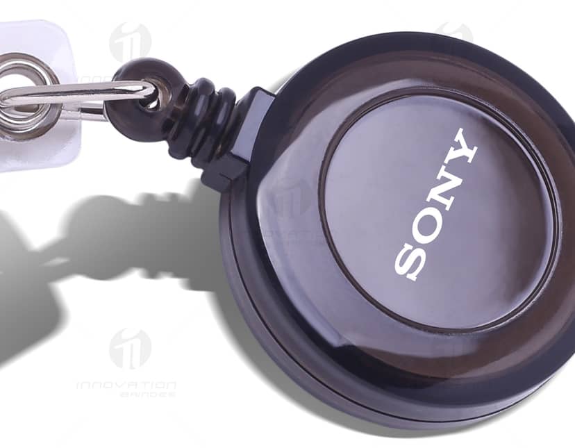 Porta crachá translúcido para identificação de funcionários.
