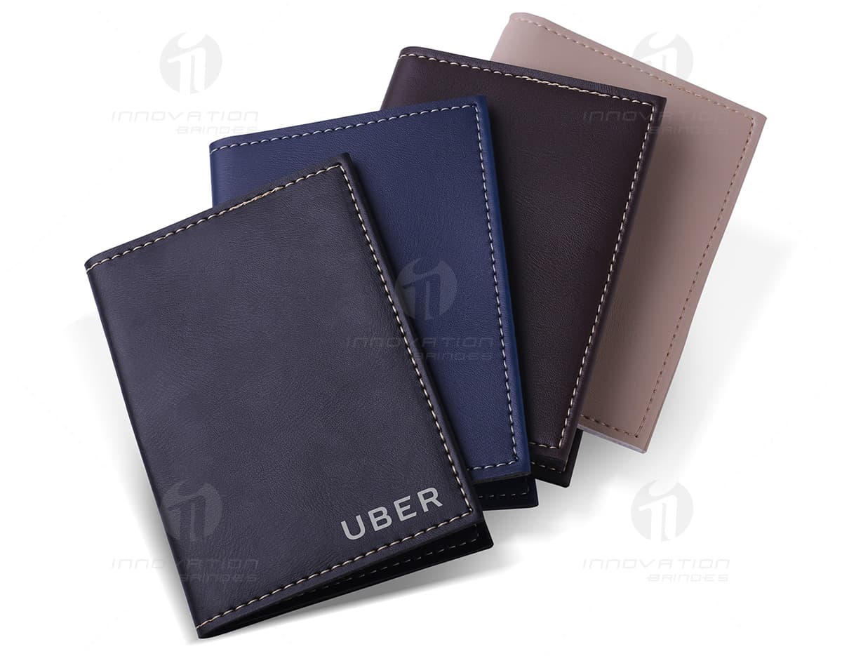 Capa de documentos em material sintético preto com costura em relevo. Capa de documentos em material sintético preto com costura em relevo.