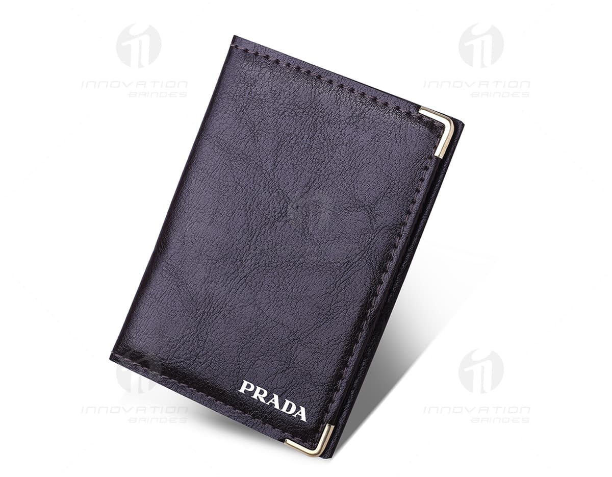 Porta lembretes de metal na cor prata com design minimalista e espaço para organizar bilhetes ou recados. Porta lembretes de metal na cor prata com design minimalista e espaço para organizar bilhetes ou recados.