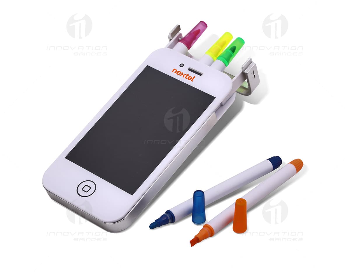 Kit marca texto contendo quatro marcadores em cores variadas, dentro de um estojo na forma de celular. Kit marca texto contendo quatro marcadores em cores variadas, dentro de um estojo na forma de celular.