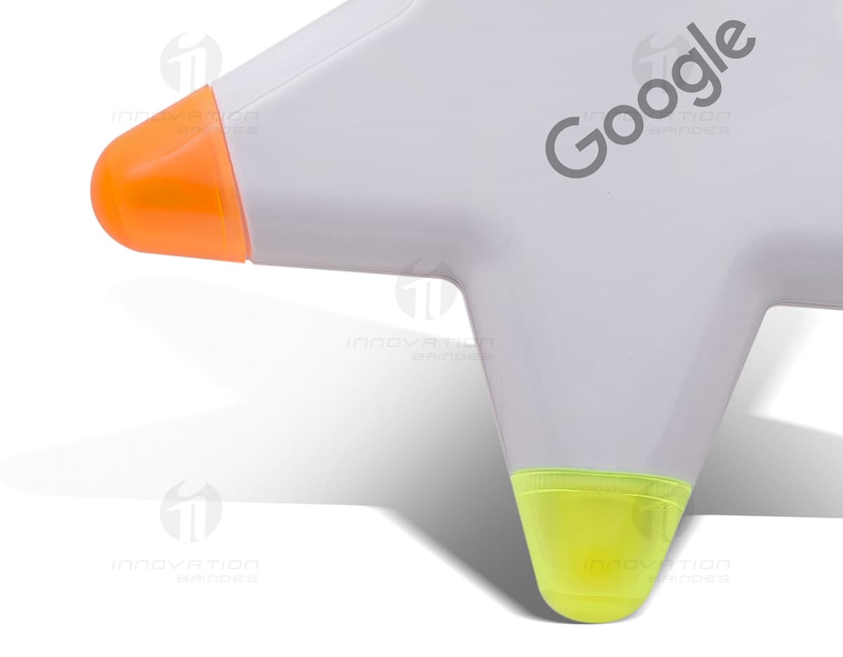 Caneta marca texto plástica 2 em 1 de cor amarela e verde, com tampa e corpo transparente. Caneta marca texto plástica 2 em 1 de cor amarela e verde, com tampa e corpo transparente.