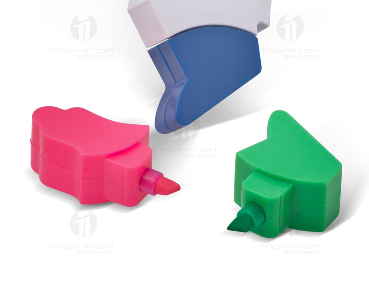 Kit com 6 porta copos em formato circular, feitos de madeira e decorados com estampas coloridas de animais marinhos. Kit com 6 porta copos em formato circular, feitos de madeira e decorados com estampas coloridas de animais marinhos.