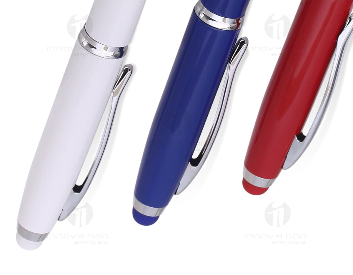 Kit de costura com agulha, botão e linha em fundo branco. Kit de costura com agulha, botão e linha em fundo branco.