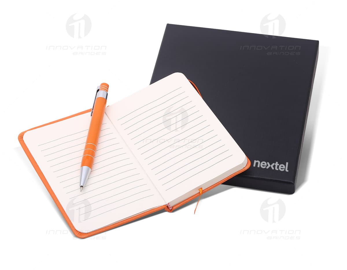 Bloco elástico com capa dura, retrô, contendo 80 folhas. Bloco elástico com capa dura, retrô, contendo 80 folhas.