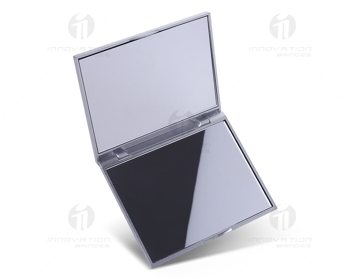 Kit com 6 porta copos em formato redondo. Os porta copos possuem estampa de folhagens tropicais em tons de verde e amarelo. Kit com 6 porta copos em formato redondo. Os porta copos possuem estampa de folhagens tropicais em tons de verde e amarelo.