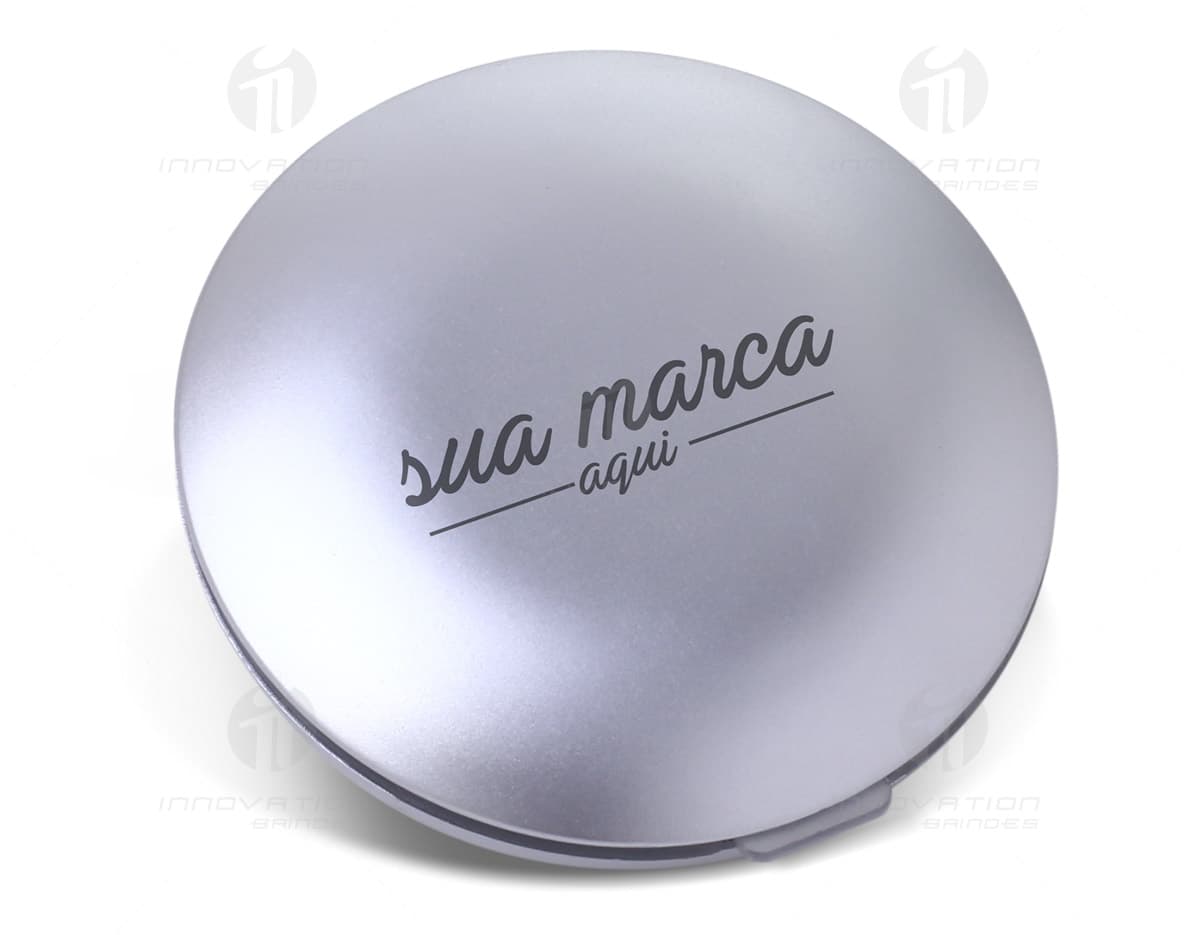 Kit de Caderno e Caneta com capa dura rosa e estampa floral. A caneta é rosa e o caderno possui folhas em branco. Kit de Caderno e Caneta com capa dura rosa e estampa floral. A caneta é rosa e o caderno possui folhas em branco.