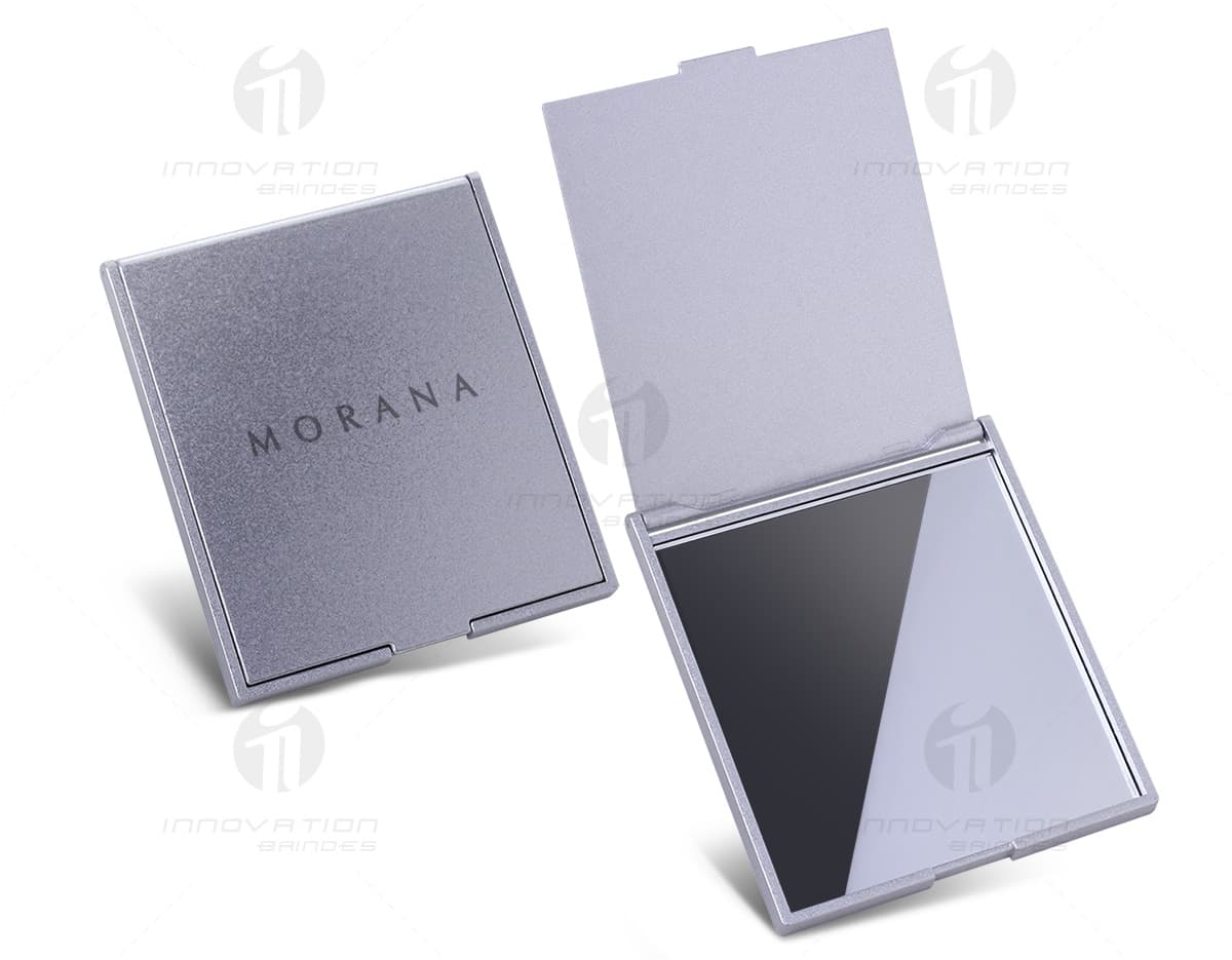 Chaveiro de metal em formato de bola de futebol. Chaveiro de metal em formato de bola de futebol.