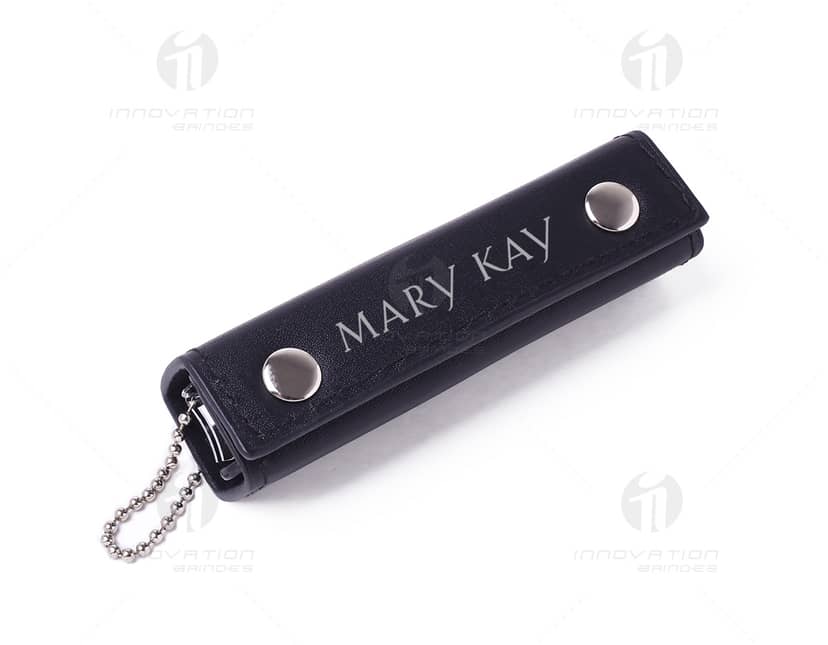 Kit Manicure 4 Peças Couro Sintético: conjunto de ferramentas de manicure em couro sintético contendo alicate, cortador de unhas, tesoura e empurrador de cutículas.