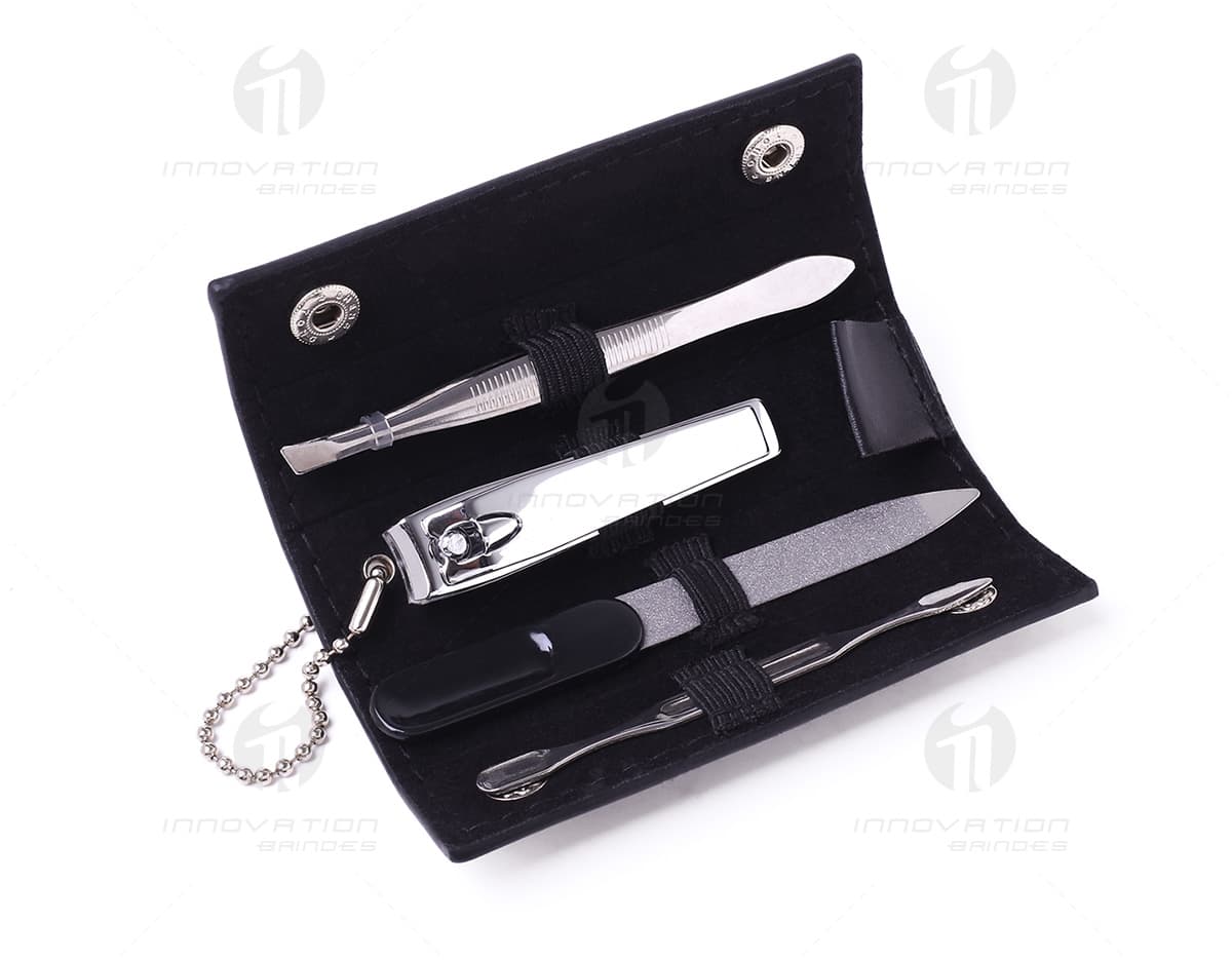 Kit com 6 porta copos em formato redondo, cada um com estampa diferente de frutas coloridas. Os porta copos são feitos de material resistente e possuem uma base antiderrapante para evitar escorregões. Ideal para proteger superfícies de mesas e balcões de líquidos e calor excessivo. Kit com 6 porta copos em formato redondo, cada um com estampa diferente de frutas coloridas. Os porta copos são feitos de material resistente e possuem uma base antiderrapante para evitar escorregões. Ideal para proteger superfícies de mesas e balcões de líquidos e calor excessivo.