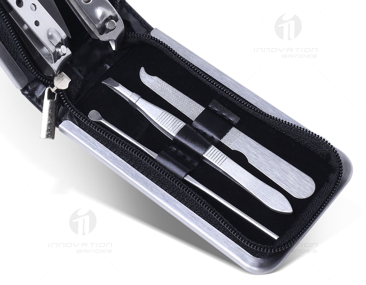 Kit Queijo 5 Peças Inox e Madeira em fundo de madeira com utensílios de cor marrom, objeto circular de metal e textura de nozes e castanhas. Kit Queijo 5 Peças Inox e Madeira em fundo de madeira com utensílios de cor marrom, objeto circular de metal e textura de nozes e castanhas.