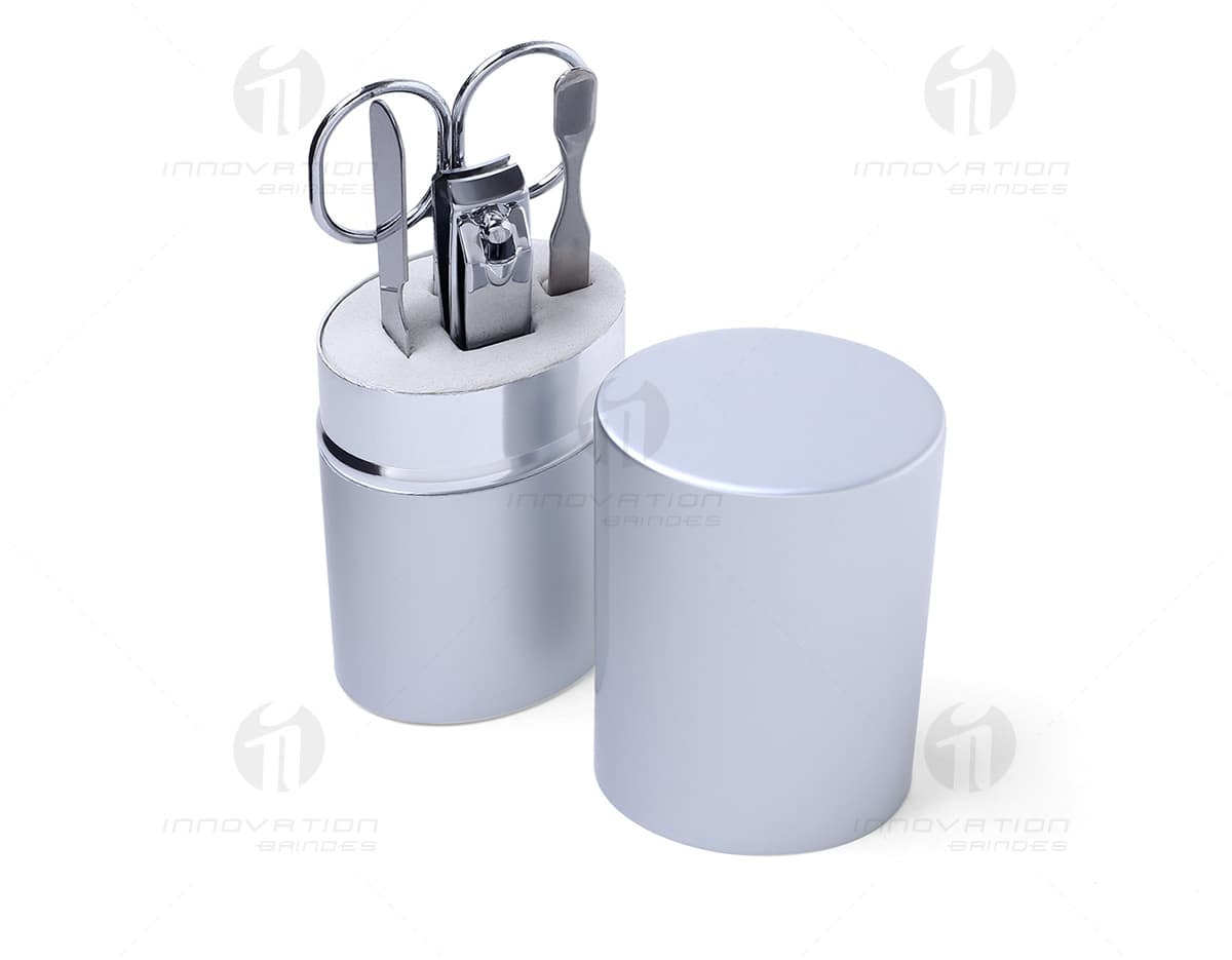 Quatro peças de um kit de manicure organizadas em um estojo de alumínio. Quatro peças de um kit de manicure organizadas em um estojo de alumínio.