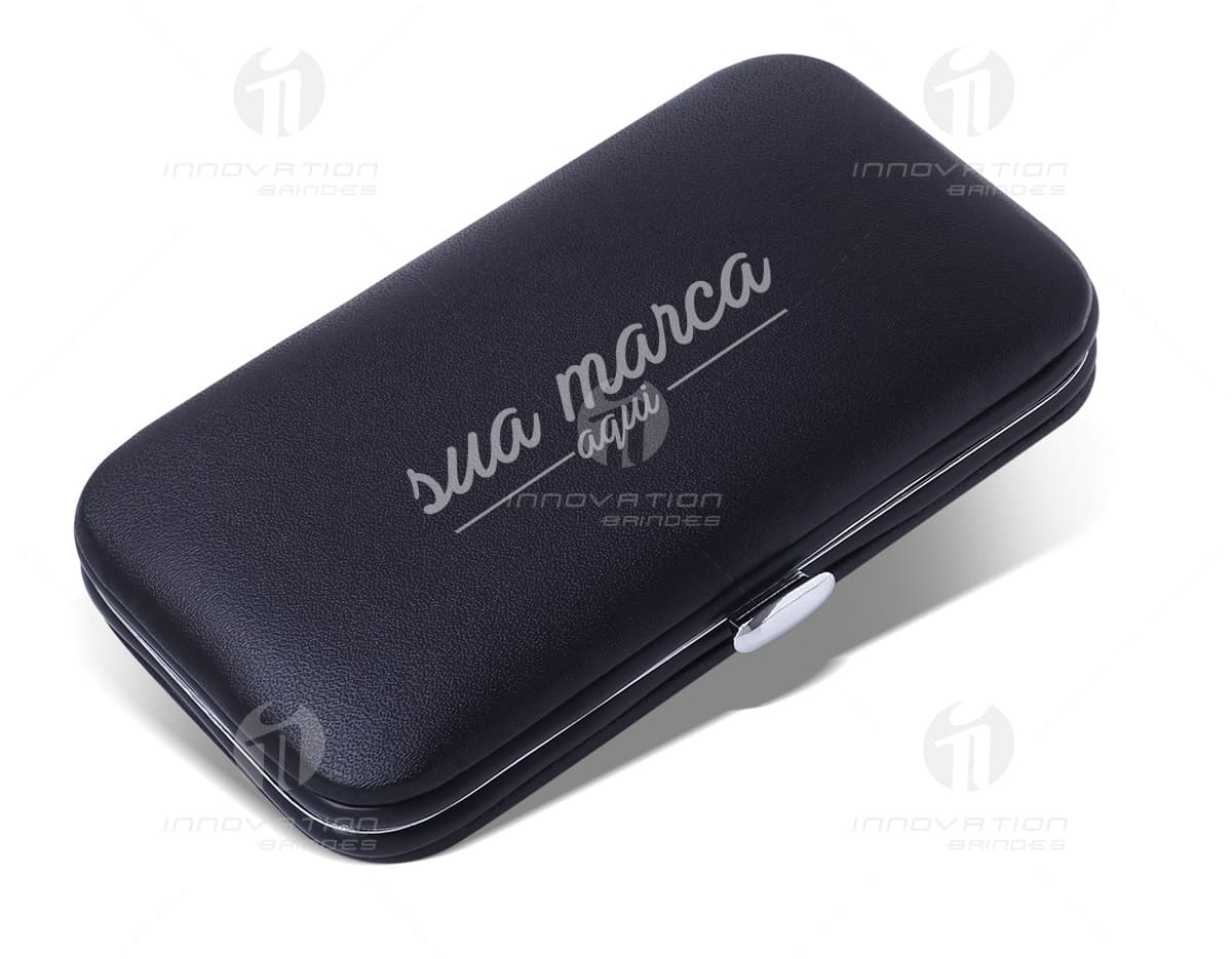 Kit com 6 porta copos em cores variadas, sendo dois azuis, dois vermelhos e dois verdes. Os porta copos possuem uma superfície lisa e brilhante, com bordas arredondadas. Kit com 6 porta copos em cores variadas, sendo dois azuis, dois vermelhos e dois verdes. Os porta copos possuem uma superfície lisa e brilhante, com bordas arredondadas.