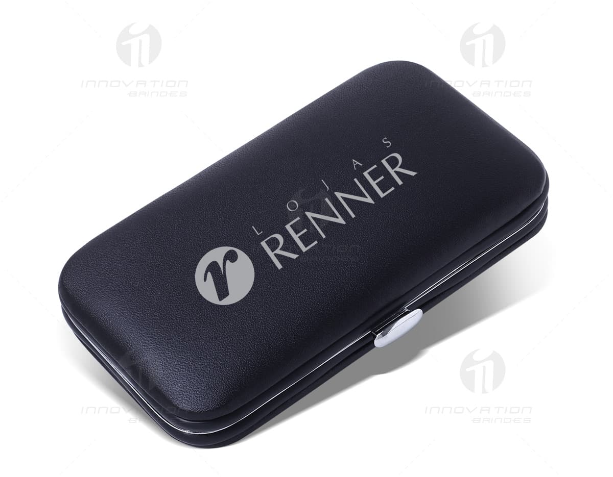 Kit Manicure 6 peças em couro sintético. A imagem mostra um conjunto de seis ferramentas de manicure, todas armazenadas em um estojo elegante de couro sintético. As ferramentas incluem tesoura, cortador de unhas, pinça, lixa de unhas, empurrador de cutículas e alicate de unhas. Kit Manicure 6 peças em couro sintético. A imagem mostra um conjunto de seis ferramentas de manicure, todas armazenadas em um estojo elegante de couro sintético. As ferramentas incluem tesoura, cortador de unhas, pinça, lixa de unhas, empurrador de cutículas e alicate de unhas.