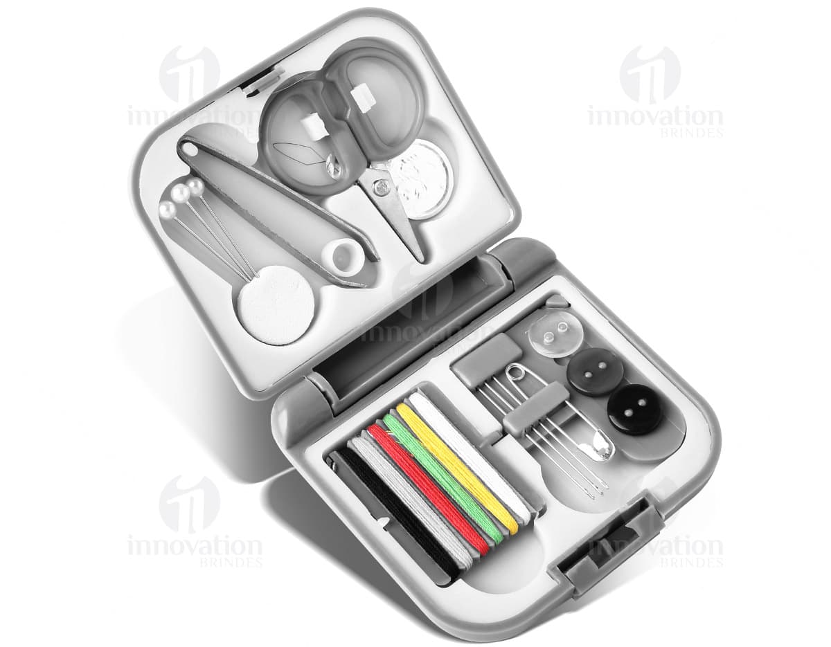 Kit Aurora contendo uma caixa com vários itens de beleza, como pincéis, sombras, batom e blush. Os produtos são variados em cores e tamanhos, com embalagens elegantes e modernas. A imagem mostra o kit em um fundo branco com iluminação natural, destacando a variedade de produtos. Kit Aurora contendo uma caixa com vários itens de beleza, como pincéis, sombras, batom e blush. Os produtos são variados em cores e tamanhos, com embalagens elegantes e modernas. A imagem mostra o kit em um fundo branco com iluminação natural, destacando a variedade de produtos.