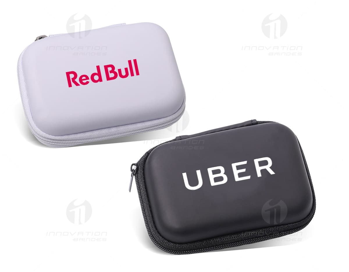 Fone de ouvido Bluetooth da Muito Proble em forma de vaso sanitário, com design gráfico colorido em tons de rosa. O produto é feito de plástico brilhante e transparente, com reflexos de luz e líquido. No centro do objeto, há um ícone de saúde em estilo moderno, simbolizando a combinação de conceitos médicos e música. Fone de ouvido Bluetooth da Muito Proble em forma de vaso sanitário, com design gráfico colorido em tons de rosa. O produto é feito de plástico brilhante e transparente, com reflexos de luz e líquido. No centro do objeto, há um ícone de saúde em estilo moderno, simbolizando a combinação de conceitos médicos e música.