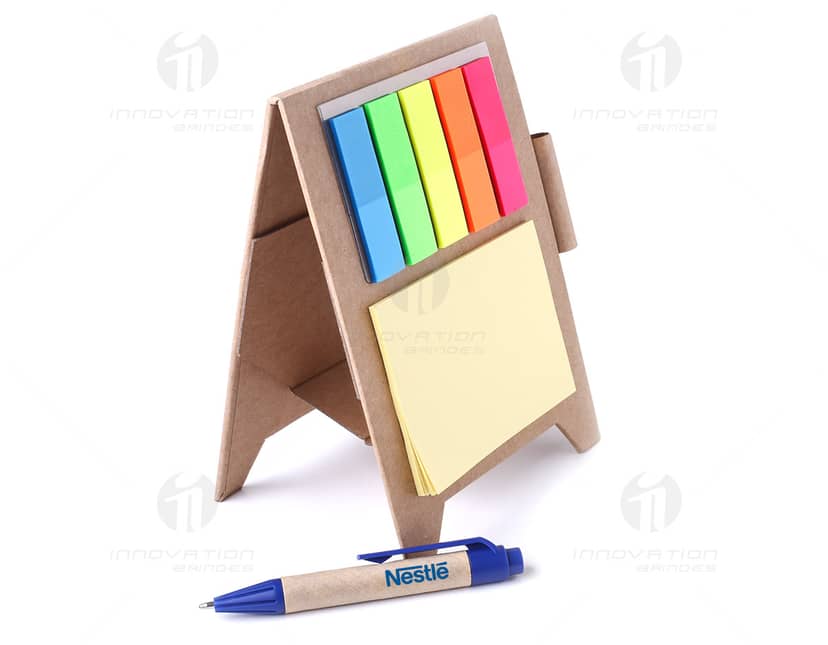 Bloco de anotações com capa dura na cor azul, contendo 04 divisórias coloridas e elástico para fechamento.