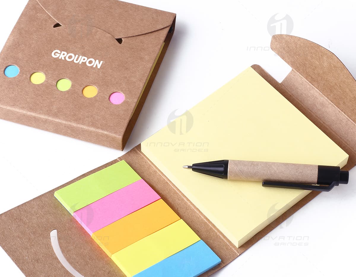 Bloco de Anotações Couro Sintético Eco cor preta com detalhes dourados, fecho magnético e marcador de páginas. Bloco de Anotações Couro Sintético Eco cor preta com detalhes dourados, fecho magnético e marcador de páginas.