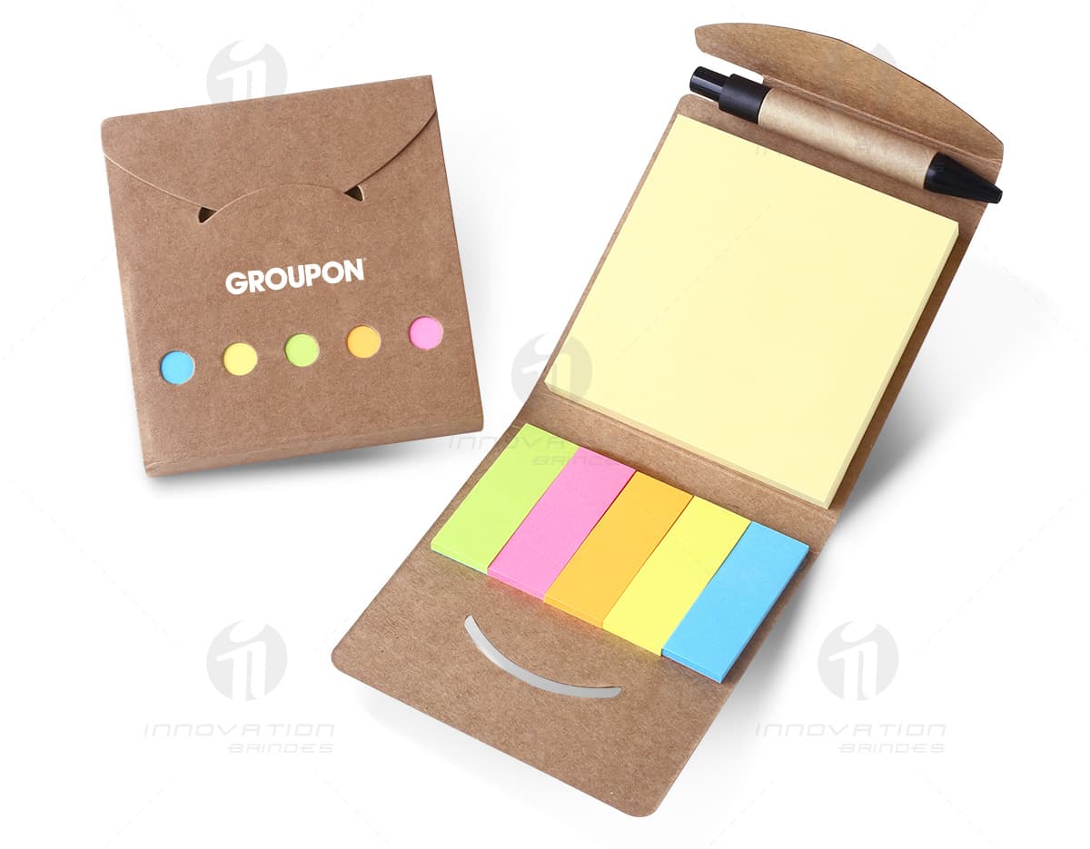 Bloco de anotações interno com bolso, de cor azul, feito de papel reciclado. Bloco de anotações interno com bolso, de cor azul, feito de papel reciclado.