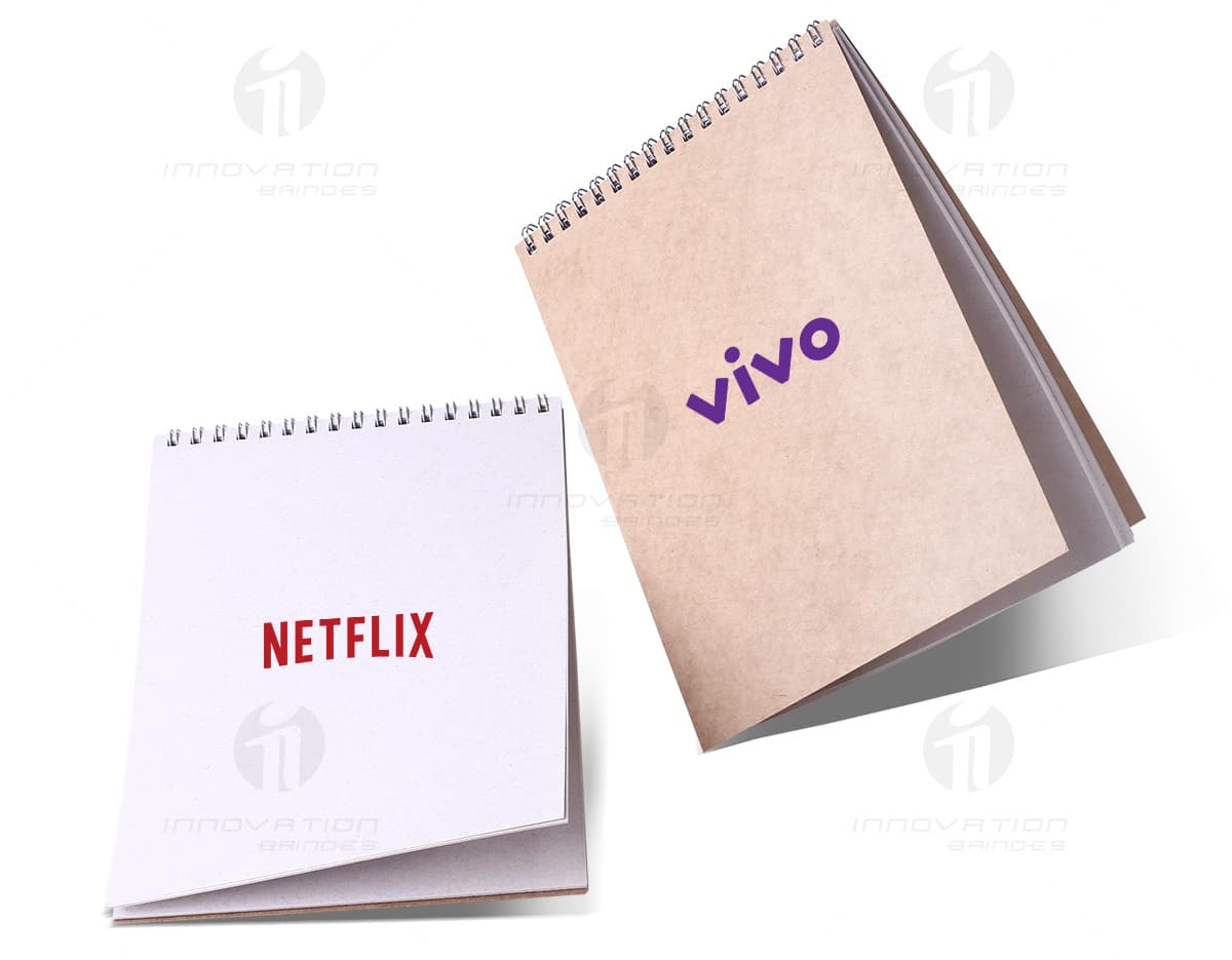 Bloco sintético com suporte para caneta em cor azul sobre fundo branco. Bloco sintético com suporte para caneta em cor azul sobre fundo branco.