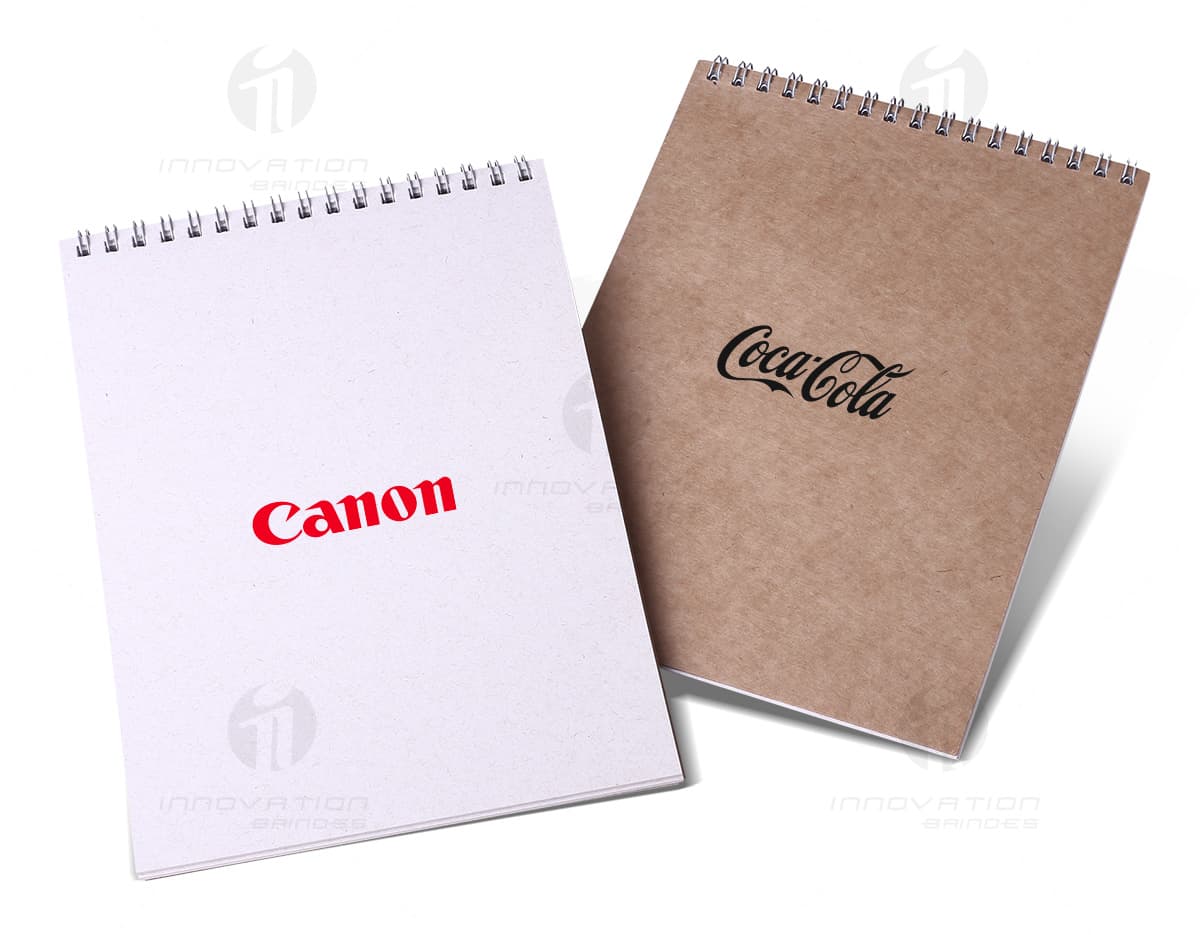 Bloco de anotações de cor amarela com envelope e papel em um suporte de papelão marrom. O bloco está vazio, pronto para ser preenchido com mensagens ou lembretes. Ideal para uso no escritório ou em casa. Bloco de anotações de cor amarela com envelope e papel em um suporte de papelão marrom. O bloco está vazio, pronto para ser preenchido com mensagens ou lembretes. Ideal para uso no escritório ou em casa.