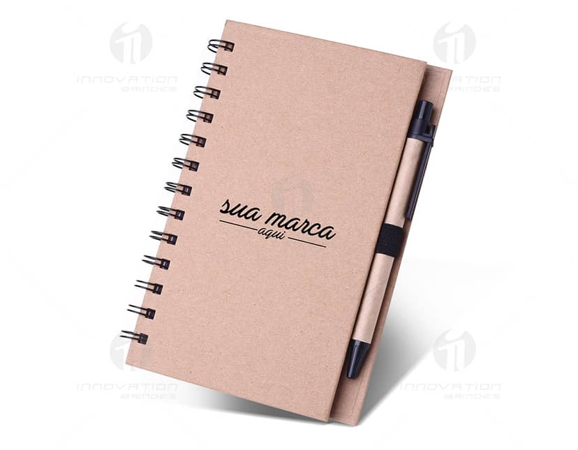 Bloco com caneta e notas autoadesivas, ideal para organização e anotações rápidas.