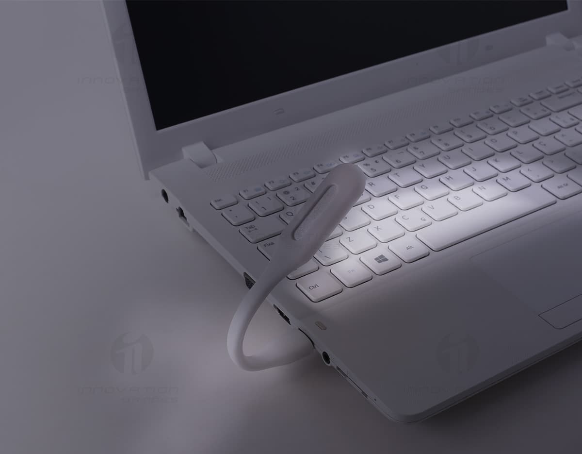 Luminária plástica portátil na cor preta, com design moderno e compacto. Luminária plástica portátil na cor preta, com design moderno e compacto.
