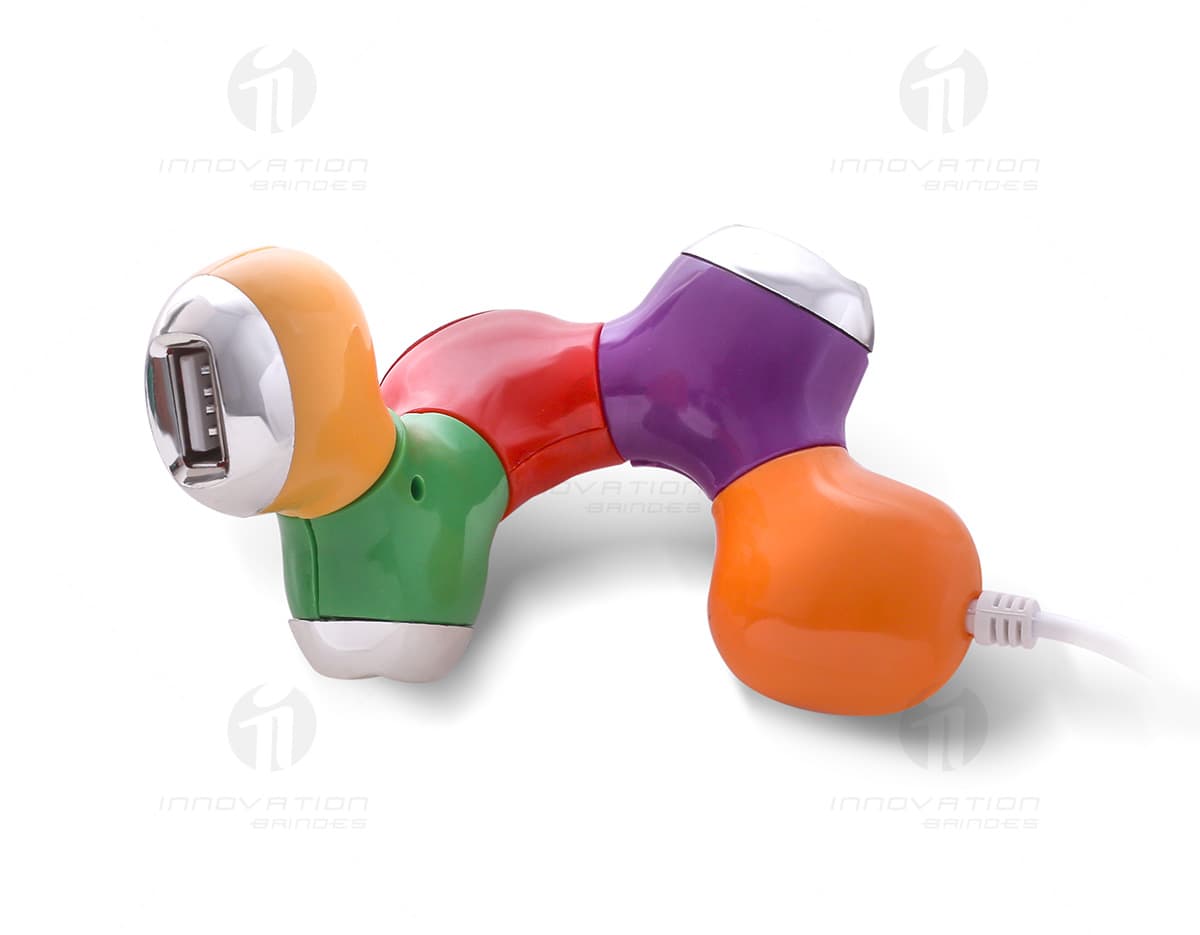 Aquecedor de caneca com hub, ideal para manter sua bebida quente enquanto carrega seus dispositivos. Aquecedor de caneca com hub, ideal para manter sua bebida quente enquanto carrega seus dispositivos.