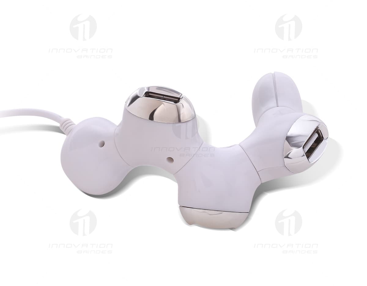 Kit com 6 porta copos de cores variadas em formato de círculo sobre uma superfície de madeira. Kit com 6 porta copos de cores variadas em formato de círculo sobre uma superfície de madeira.