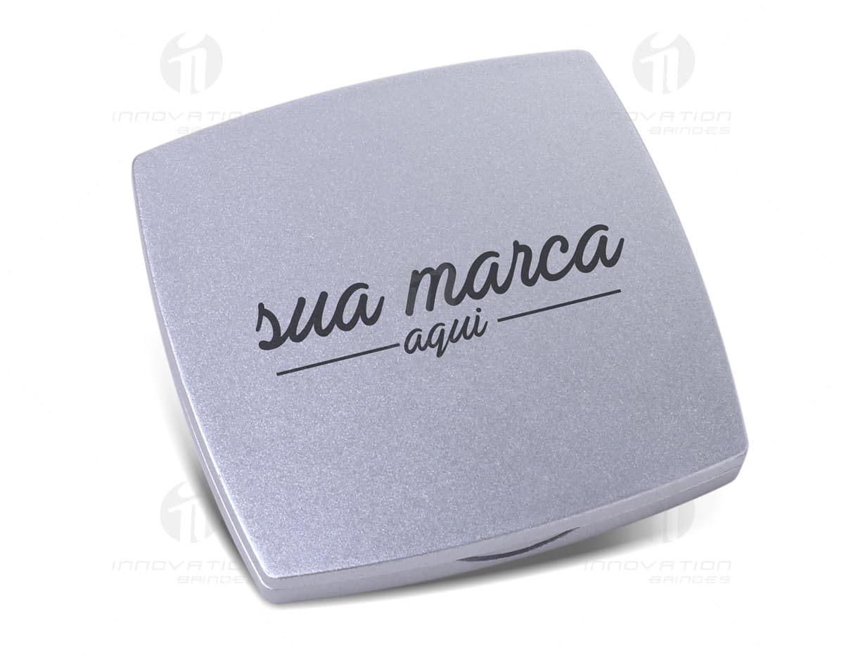 Kit com 6 porta copos em diferentes cores e estampas, sendo utilizado em uma mesa de madeira. Kit com 6 porta copos em diferentes cores e estampas, sendo utilizado em uma mesa de madeira.