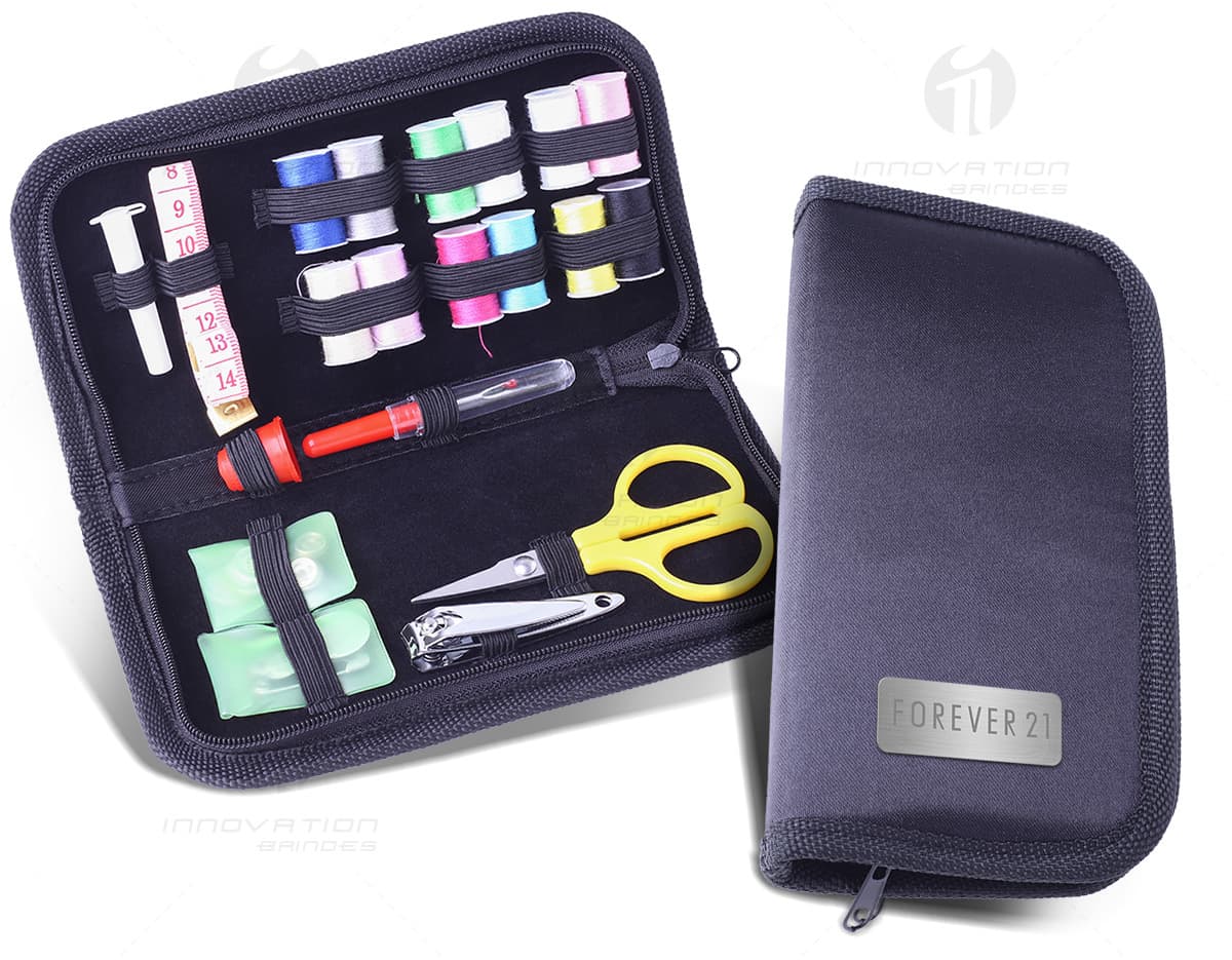 Kit Costura Completo em Estojo de Nylon contendo itens como tesoura, agulhas, linhas coloridas, alfinetes, botões e fita métrica. Kit Costura Completo em Estojo de Nylon contendo itens como tesoura, agulhas, linhas coloridas, alfinetes, botões e fita métrica.