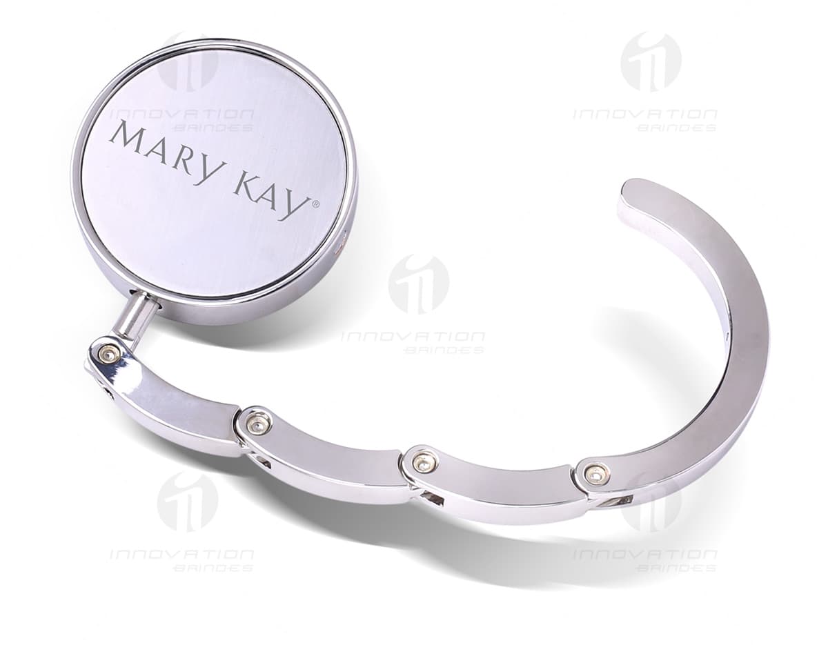 Suporte dobrável para bolsa com design moderno e elegante, feito em metal resistente. Pode ser usado como item de segurança para prender bolsas e acessórios, simbolizando controle e segurança. Ideal para uso em eventos, viagens ou no dia a dia. Suporte dobrável para bolsa com design moderno e elegante, feito em metal resistente. Pode ser usado como item de segurança para prender bolsas e acessórios, simbolizando controle e segurança. Ideal para uso em eventos, viagens ou no dia a dia.