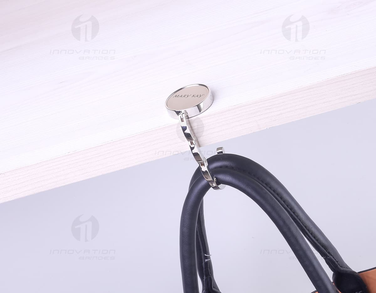 Porta batom na cor preta, feito de acrílico e com capacidade para guardar até 10 batons. O produto possui um design elegante e compacto, ideal para organização de maquiagem. Porta batom na cor preta, feito de acrílico e com capacidade para guardar até 10 batons. O produto possui um design elegante e compacto, ideal para organização de maquiagem.