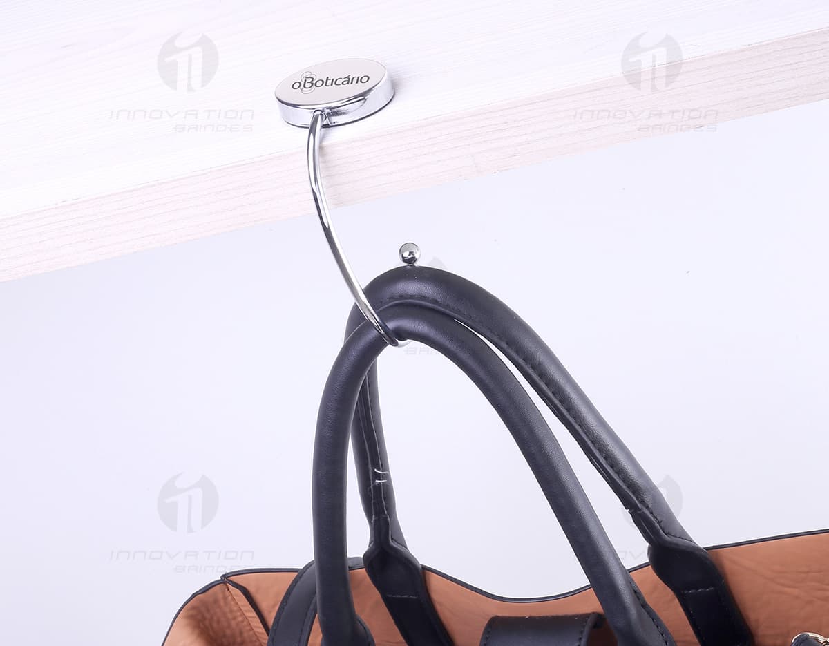 Caneta Ecológica com Suporte em cor preta e tampa de bambu sobre uma superfície de madeira. Caneta Ecológica com Suporte em cor preta e tampa de bambu sobre uma superfície de madeira.