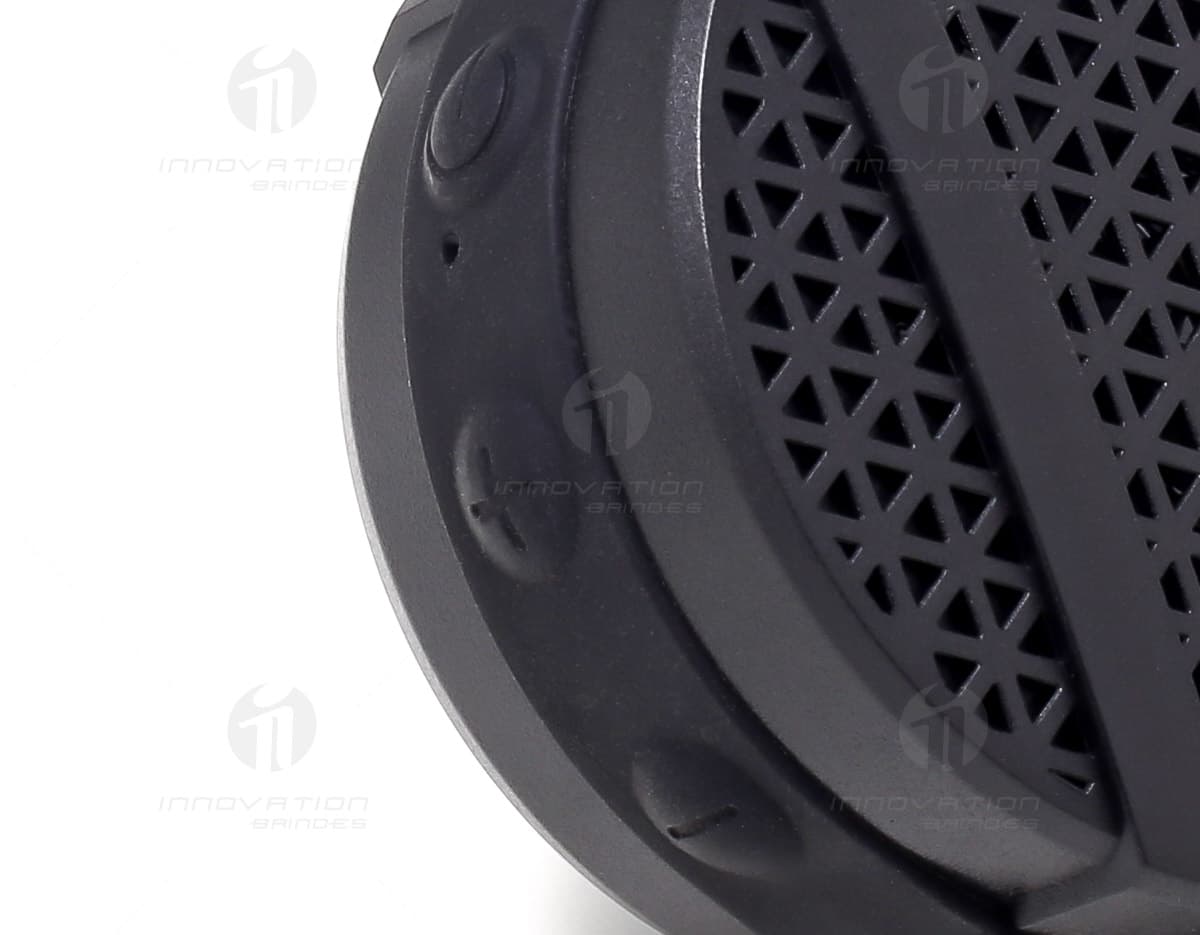 Galheteiro de vidro com três compartimentos para azeite, vinagre e molhos, sobre fundo branco. Galheteiro de vidro com três compartimentos para azeite, vinagre e molhos, sobre fundo branco.