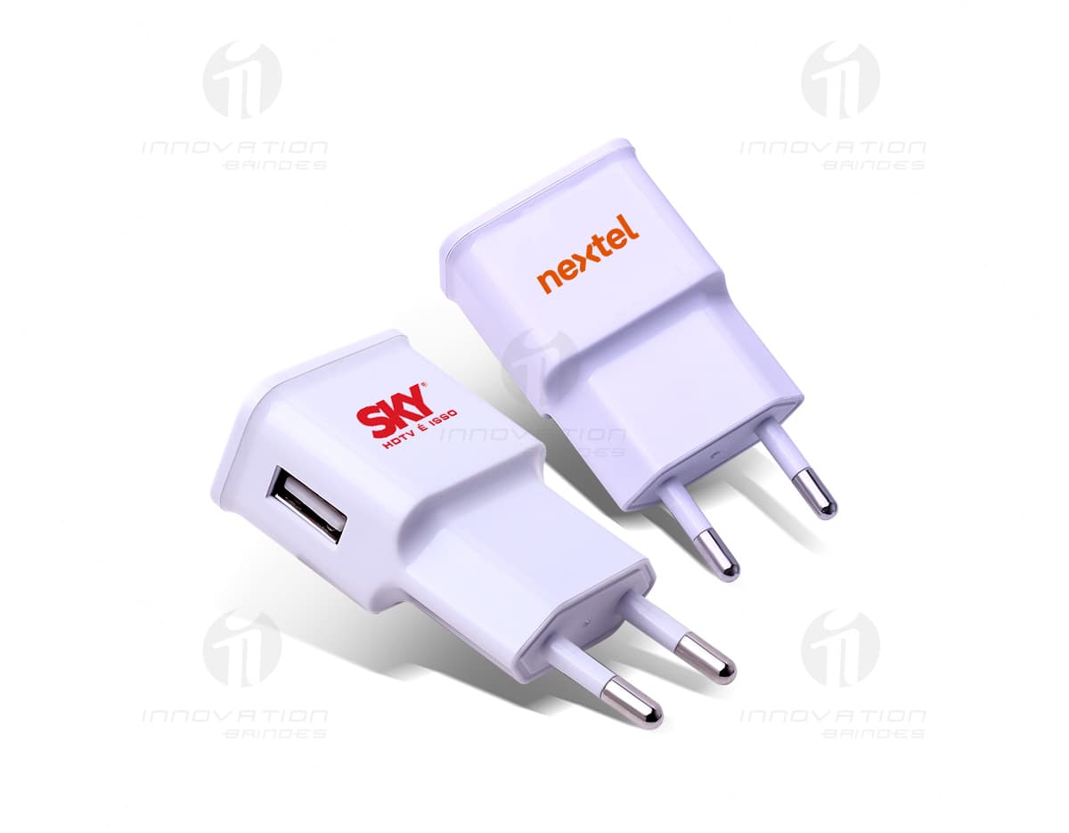 carregador plástico de tomada na cor branca, com duas entradas para carregar dispositivos eletrônicos. carregador plástico de tomada na cor branca, com duas entradas para carregar dispositivos eletrônicos.