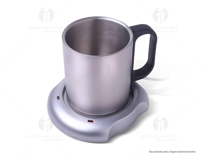 A imagem mostra um aquecedor de caneca com hub integrado, com design moderno em cores neutras. A caneca está posicionada no centro do aquecedor, que possui botões de controle na parte frontal.