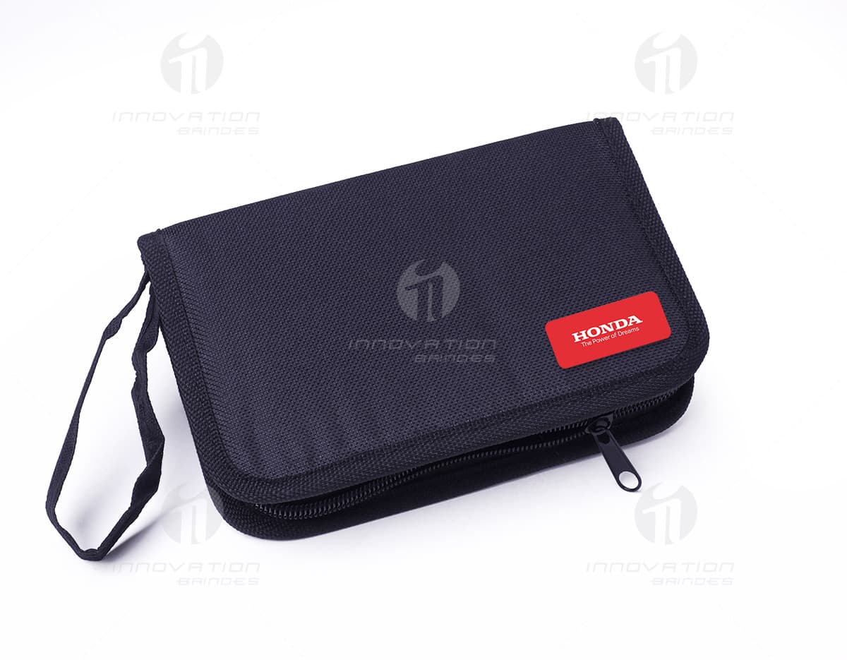 Kit de 28 ferramentas diversas, todas organizadas em um prático estojo de nylon preto. Kit de 28 ferramentas diversas, todas organizadas em um prático estojo de nylon preto.
