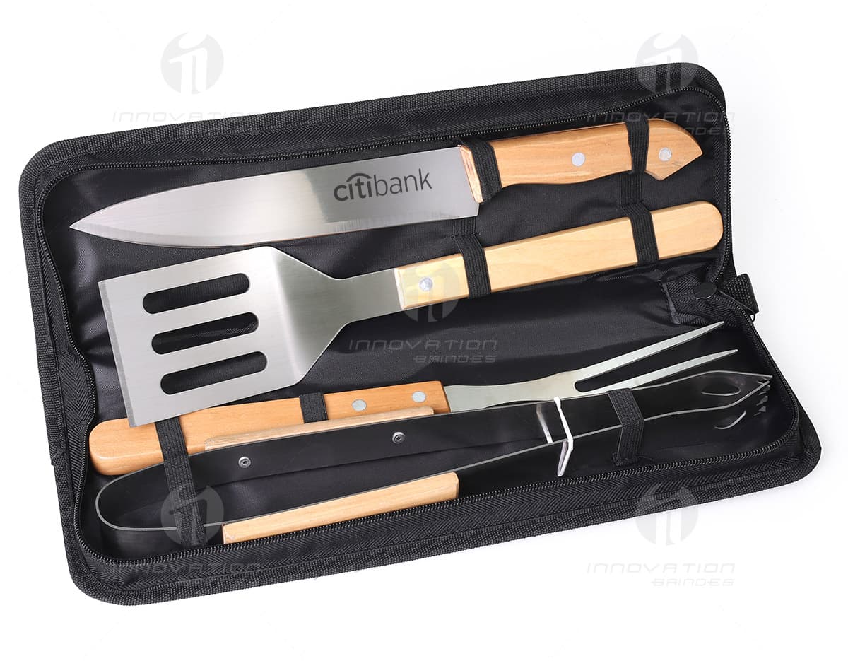 Kit churrasco em estojo de nylon, composto por 4 peças. Kit churrasco em estojo de nylon, composto por 4 peças.