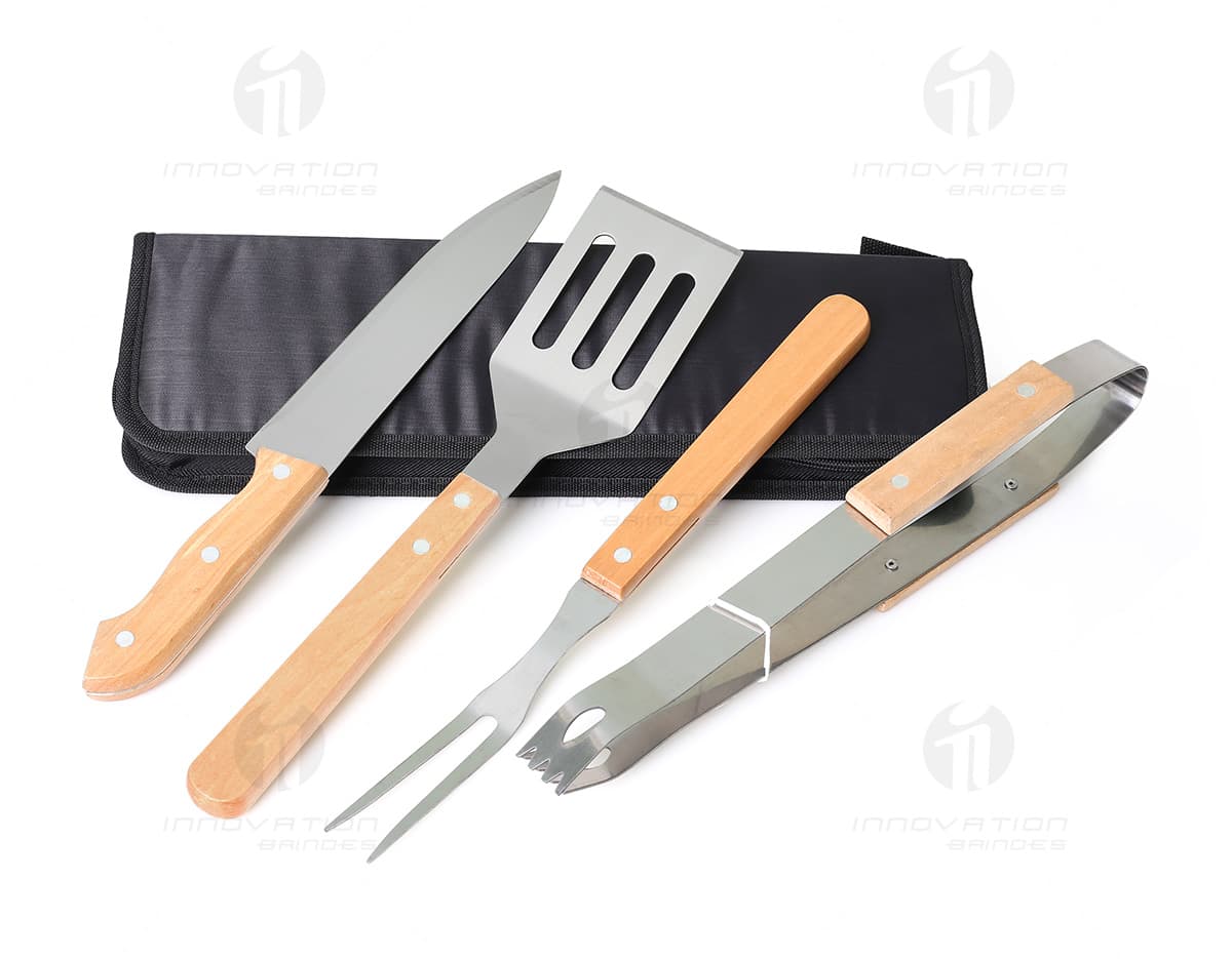 Kit engraxate composto por 5 peças em destaque. Kit engraxate composto por 5 peças em destaque.