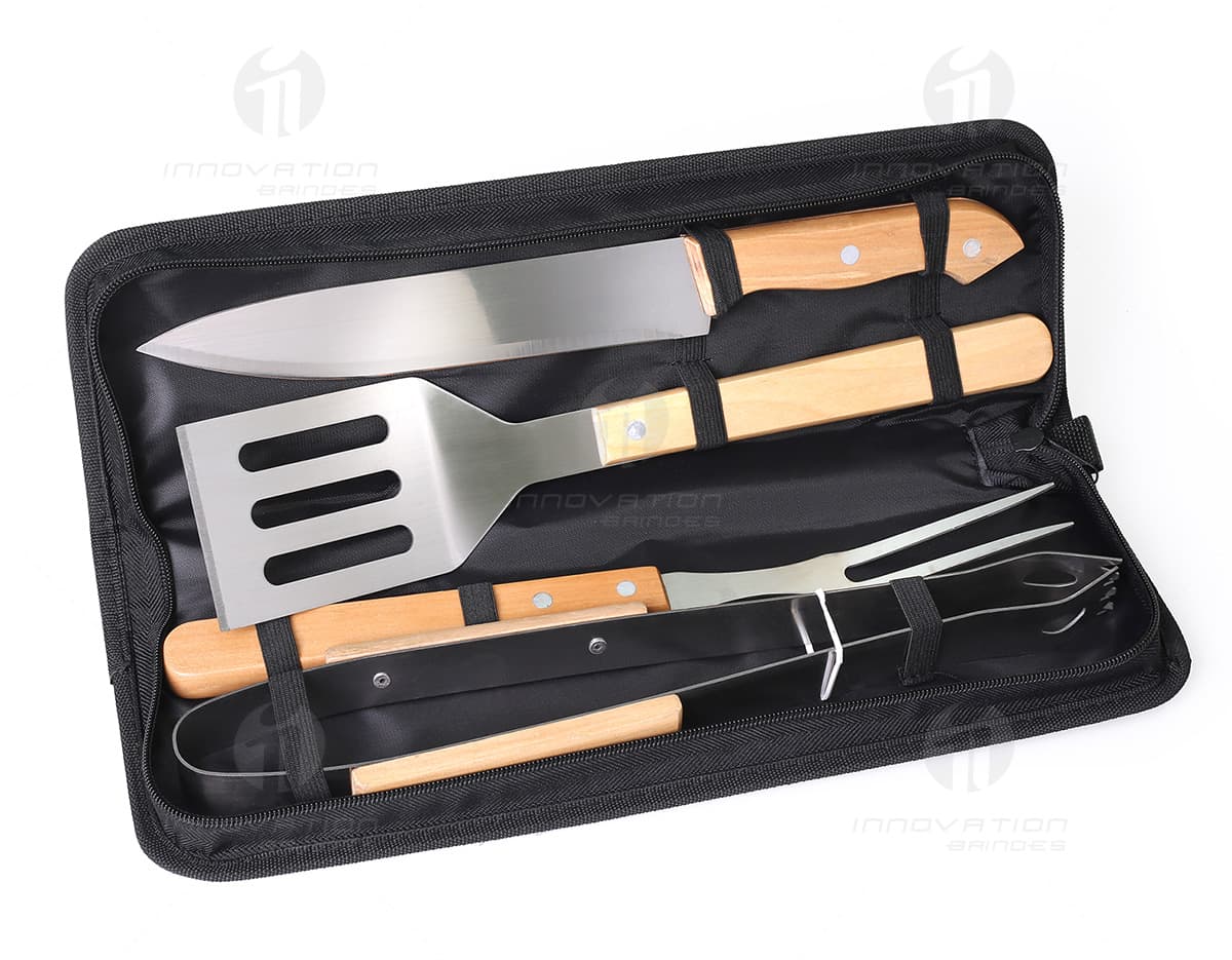 Kit Executivo 2 Peças com Caneta Metal em fundo branco. O kit contém uma agenda e uma caneta metálica. Kit Executivo 2 Peças com Caneta Metal em fundo branco. O kit contém uma agenda e uma caneta metálica.