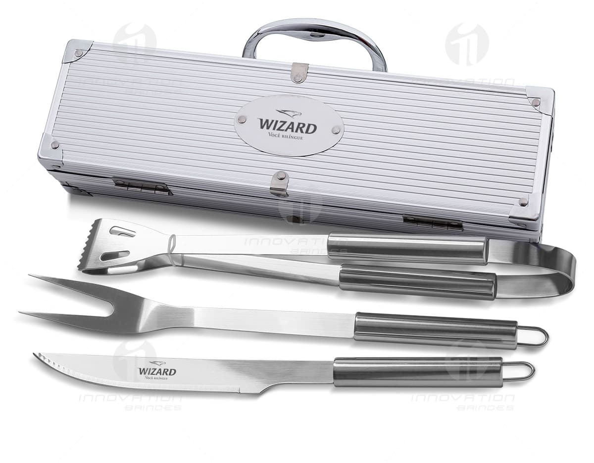 Kit Churrasco Inox 3 Peças na Maleta - Conjunto de utensílios de churrasco em aço inoxidável, contendo garfo, faca e pegador, armazenados em uma maleta de metal. Ideal para churrascos ao ar livre ou em casa. Kit Churrasco Inox 3 Peças na Maleta - Conjunto de utensílios de churrasco em aço inoxidável, contendo garfo, faca e pegador, armazenados em uma maleta de metal. Ideal para churrascos ao ar livre ou em casa.
