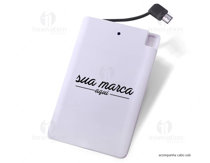 Kit com 6 porta copos em formato quadrado, feitos de madeira e com estampas coloridas de animais marinhos. Ideal para proteger móveis de manchas causadas por copos e canecas.