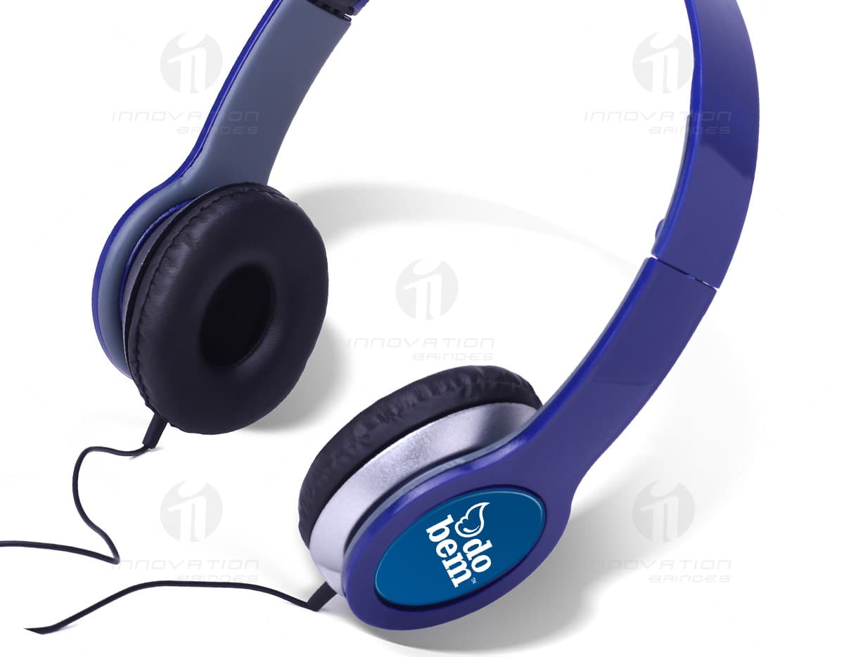 Fone de ouvido com microfone e entrada P2. Fone de ouvido com microfone e entrada P2.