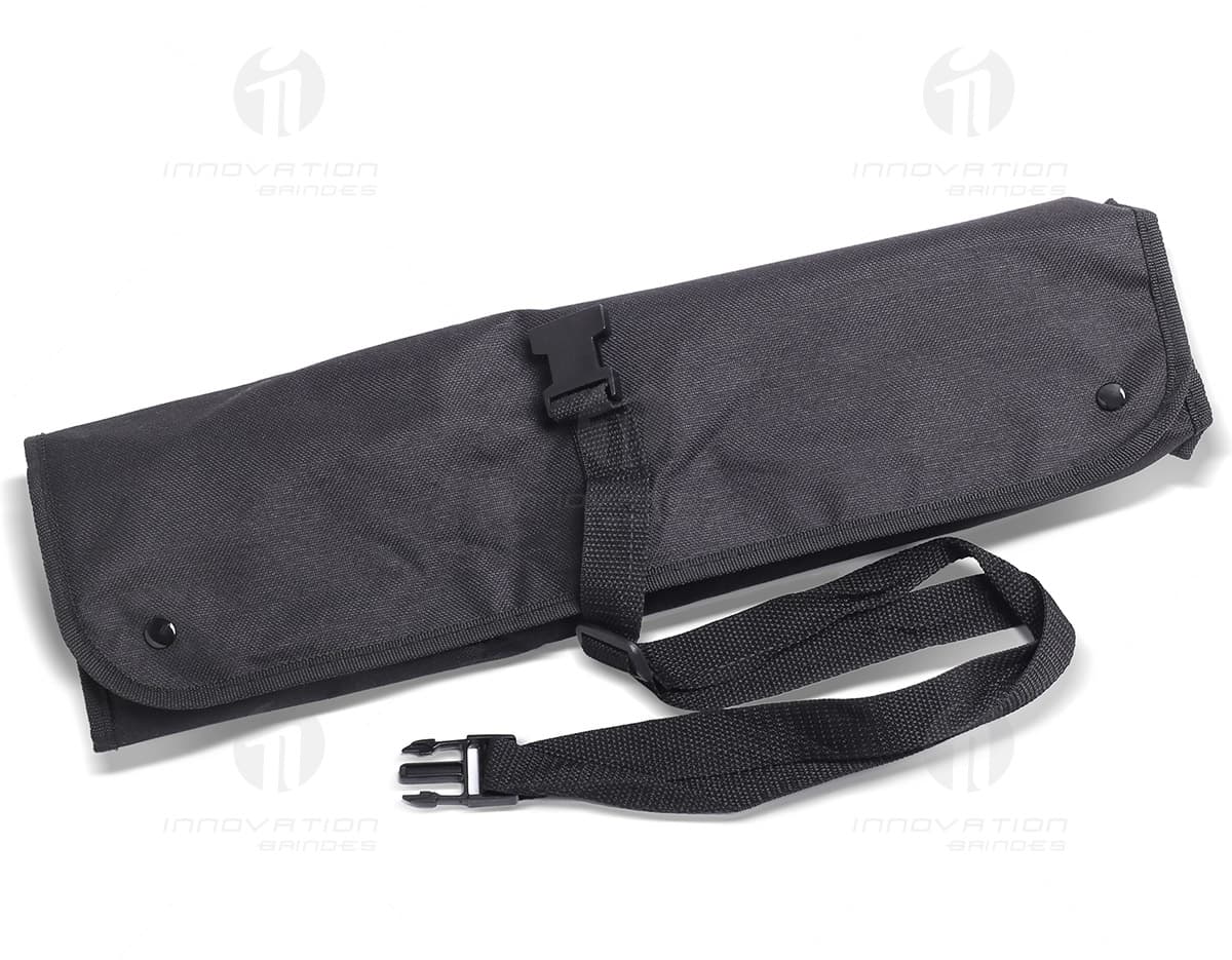 Kit churrasco completo com estojo contendo faca, garfo, espátula, luva de proteção e pincel para churrasco em fundo branco. Kit churrasco completo com estojo contendo faca, garfo, espátula, luva de proteção e pincel para churrasco em fundo branco.