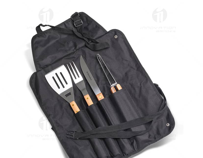 Kit de churrasco contendo 19 peças, incluindo faca, garfo, pegador de carne, tábua e utensílios diversos para churrasco.