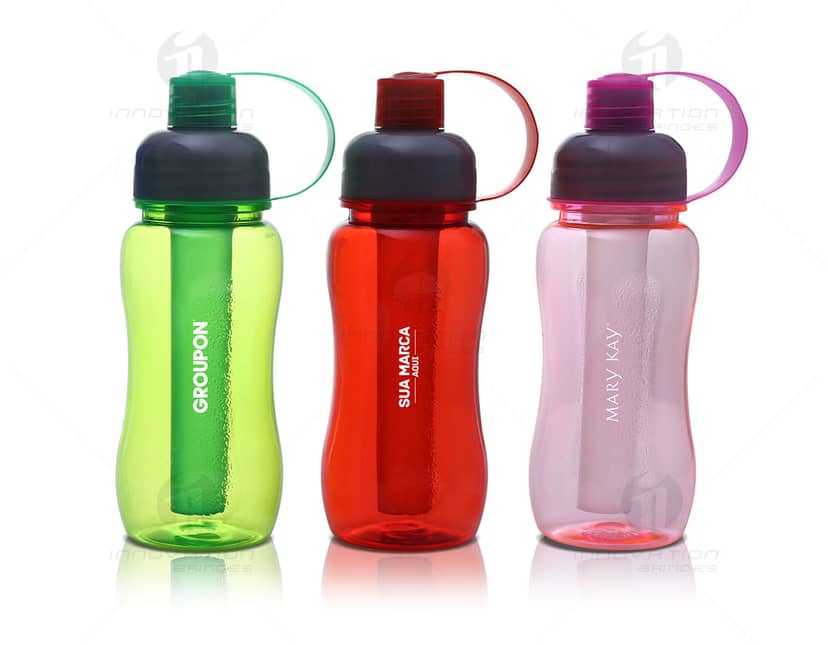 Kit com 6 porta copos em formato quadrado, feitos de madeira e com estampas coloridas de frutas. Cada porta copo possui uma base antiderrapante.