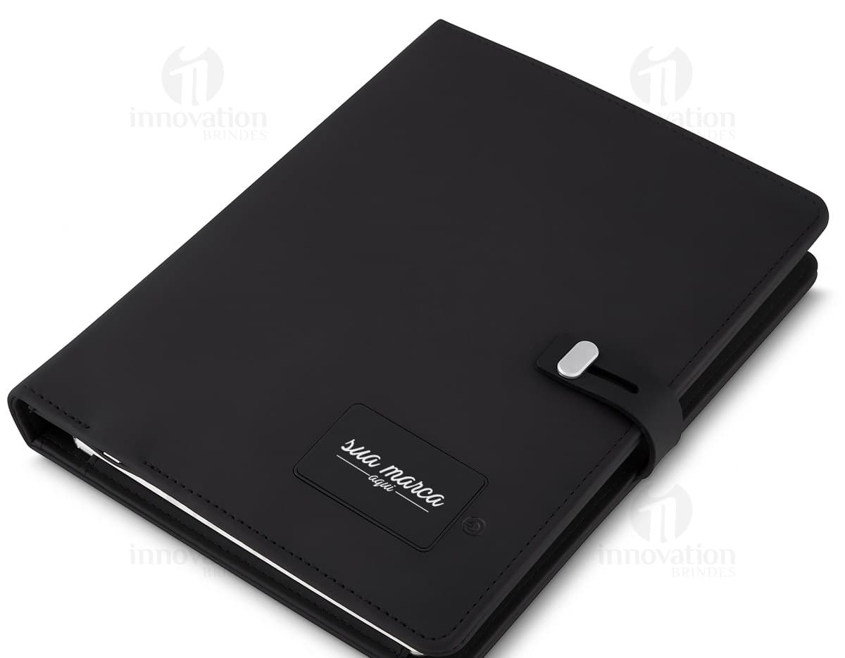 Caderno PU com LED powerbank 4000mAh em cor preta. O caderno tem uma capa de couro sintético com fecho magnético, contando com um powerbank de 4000mAh embutido e lâmpada LED na parte superior. Caderno PU com LED powerbank 4000mAh em cor preta. O caderno tem uma capa de couro sintético com fecho magnético, contando com um powerbank de 4000mAh embutido e lâmpada LED na parte superior.