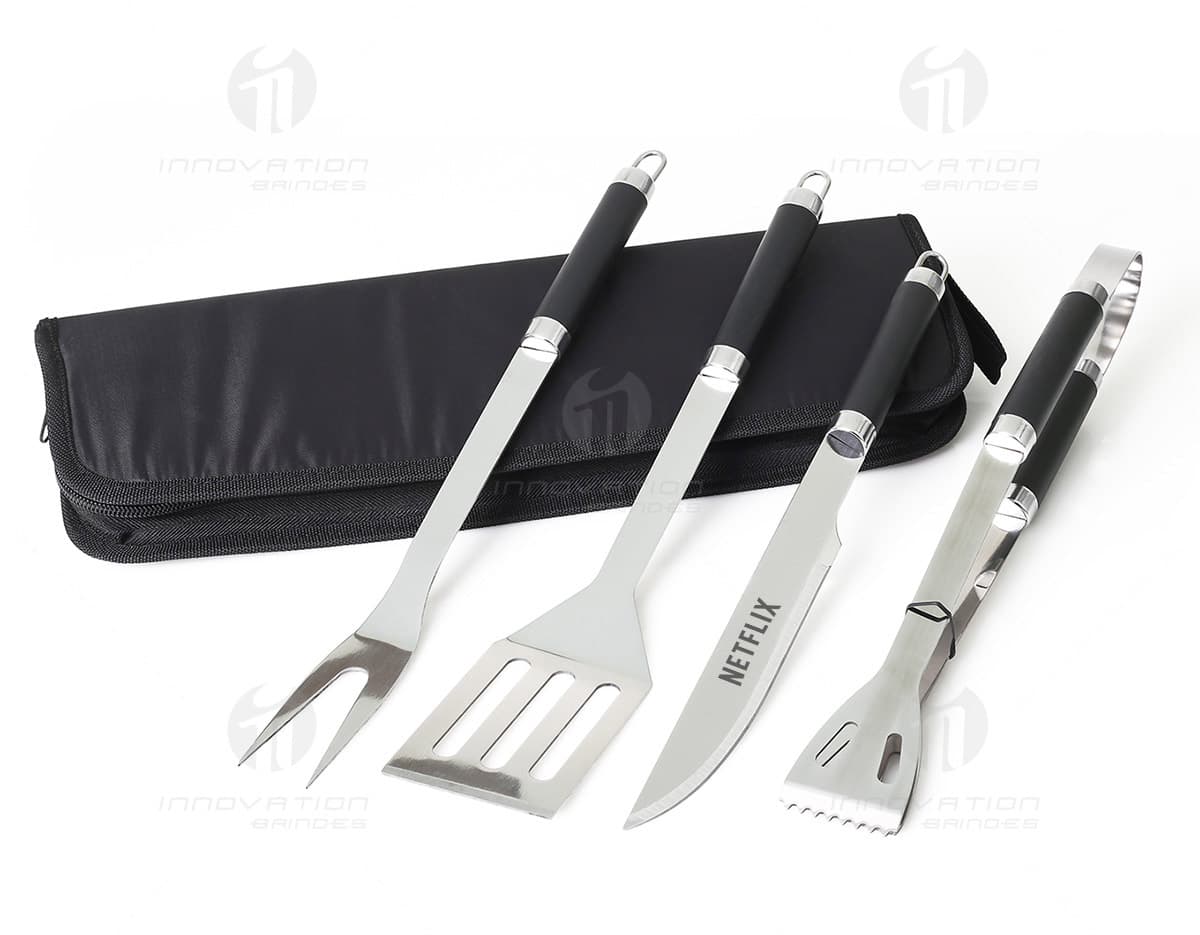 Kit churrasco contendo 4 peças em estojo de nylon. Kit churrasco contendo 4 peças em estojo de nylon.