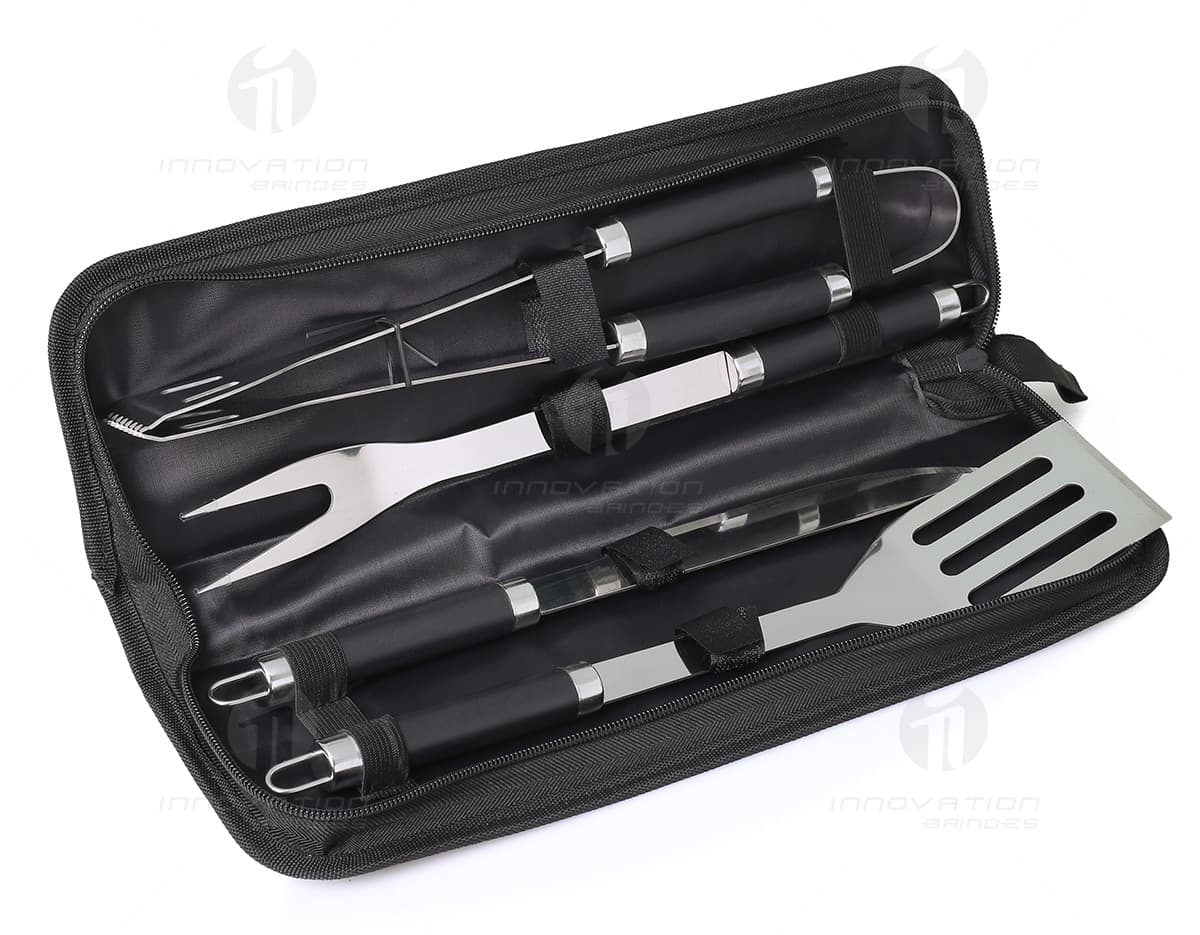 Kit Churrasco 4 Peças em Estojo Nylon: inclui garfo, faca, espátula e pegador em estojo prático e resistente. Ideal para churrascos e eventos ao ar livre. Kit Churrasco 4 Peças em Estojo Nylon: inclui garfo, faca, espátula e pegador em estojo prático e resistente. Ideal para churrascos e eventos ao ar livre.